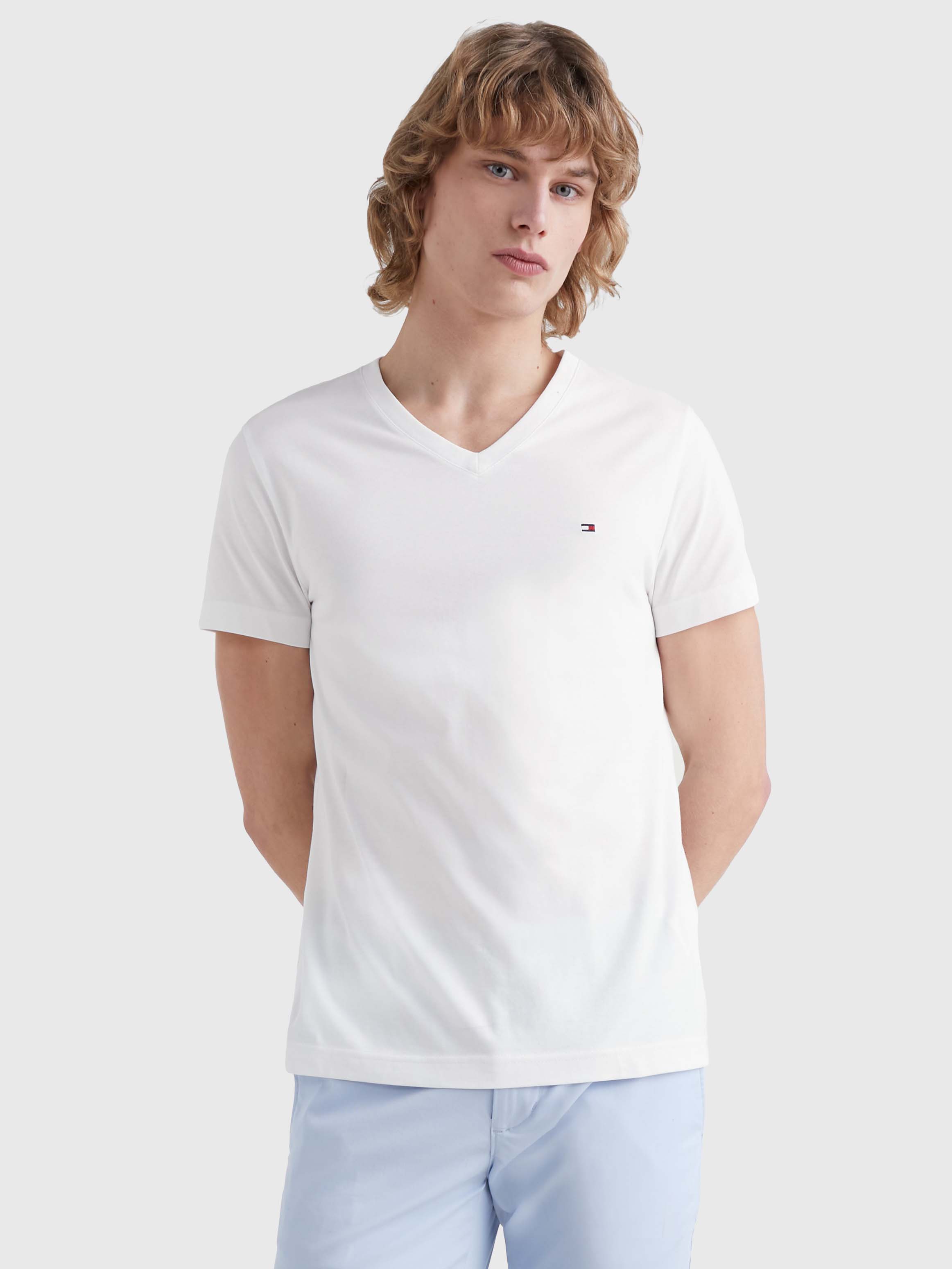 Remera basica cuello V slim fit