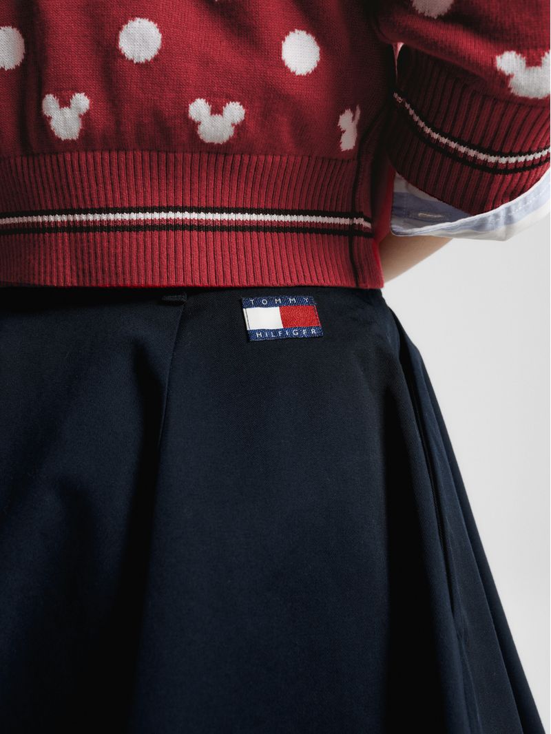 FALDA-CHINO-DISNEY-X-TOMMY-DE-CORTE-EVASE-CON-PARCHES