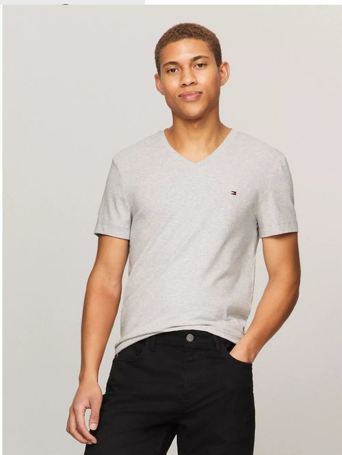 Remera básica cuello V slim fit