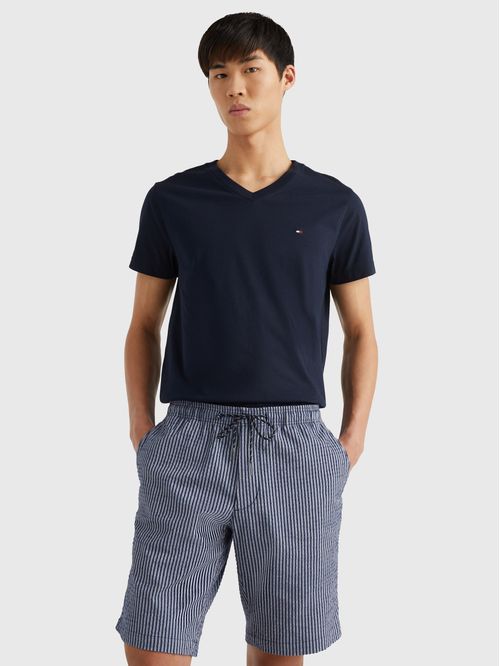 Remera básica cuello V slim fit