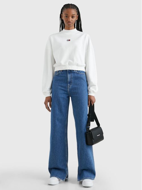 Buzo cropped con escudo