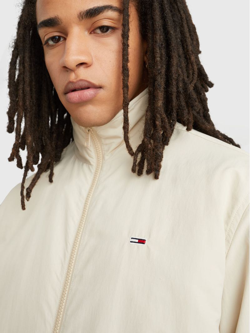 Campera-con-parche-con-logo-Essential