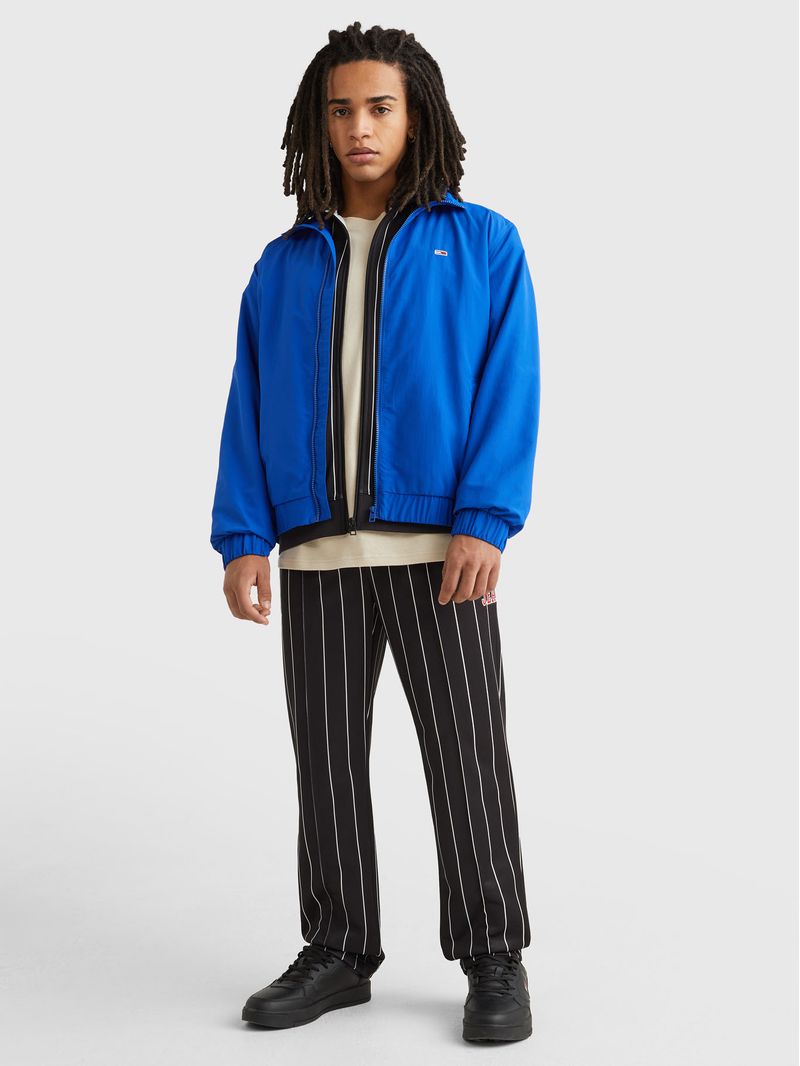 Campera-con-parche-con-logo-Essential