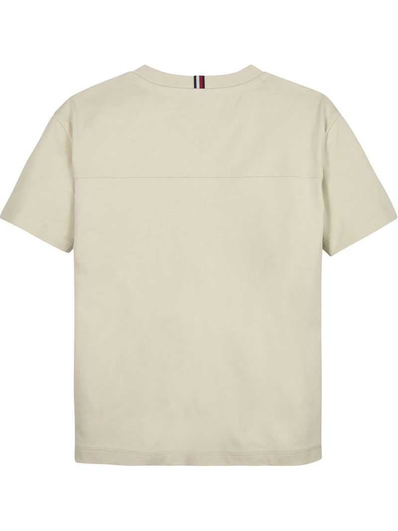 Remera-con-logo-universitario