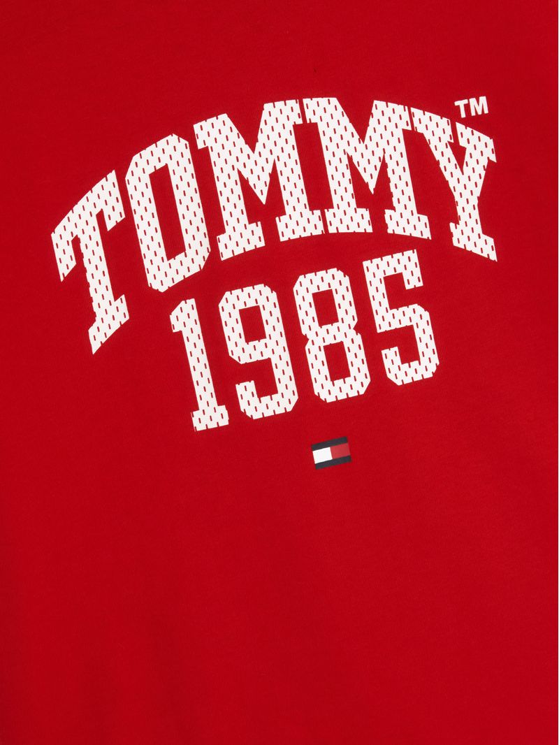 Remera-con-logo-universitario