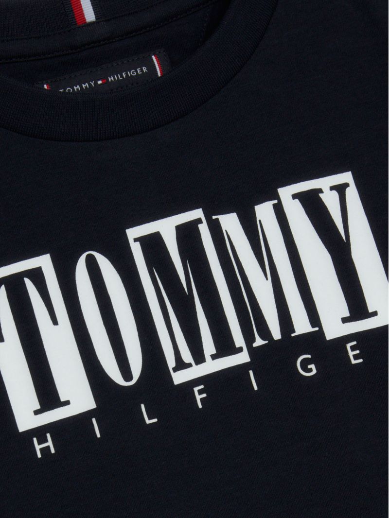 Remera-con-multiples-logos