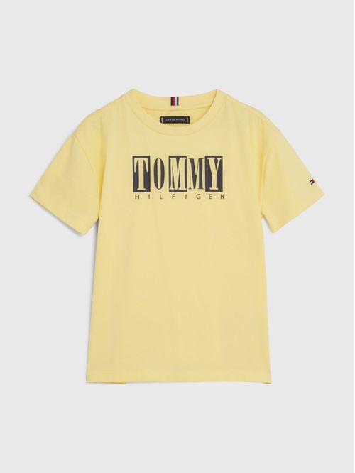 Remera con múltiples logos