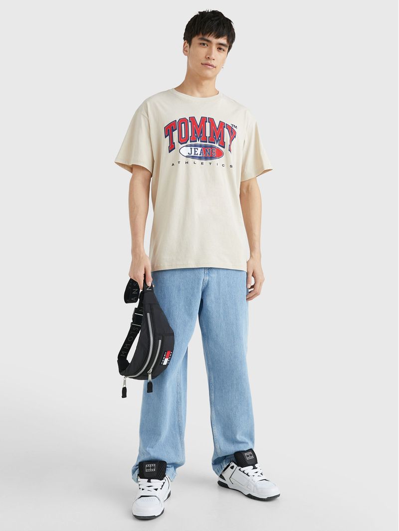 Remera-Essential-amplia-con-logo-grafico