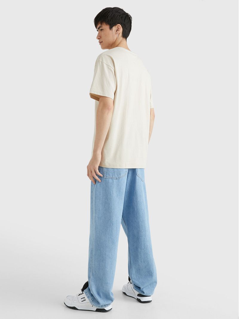 Remera-Essential-amplia-con-logo-grafico