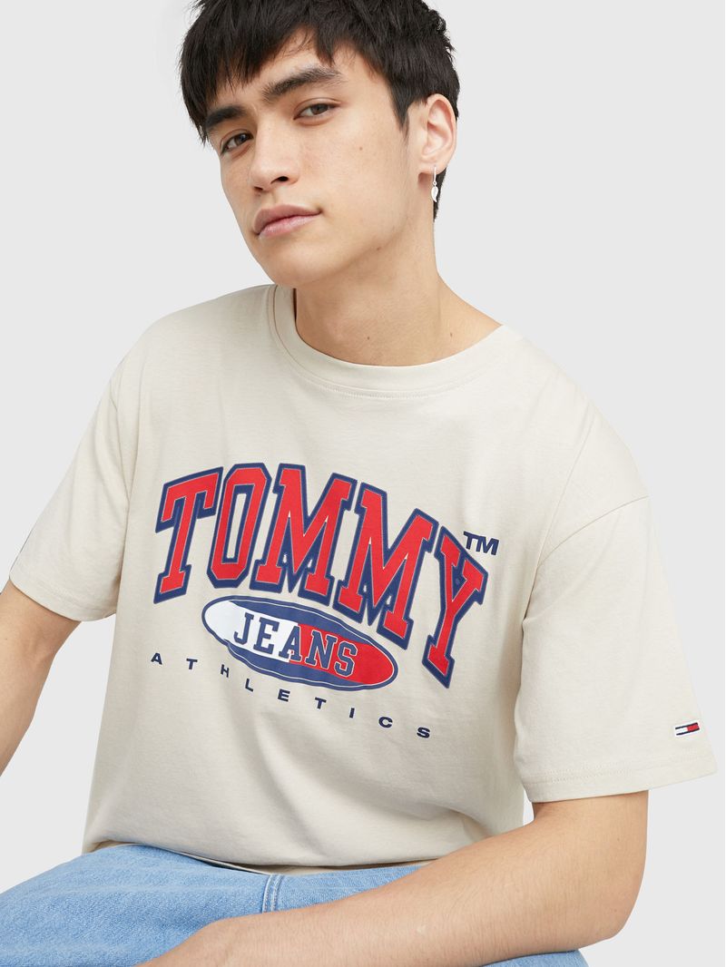 Remera-Essential-amplia-con-logo-grafico
