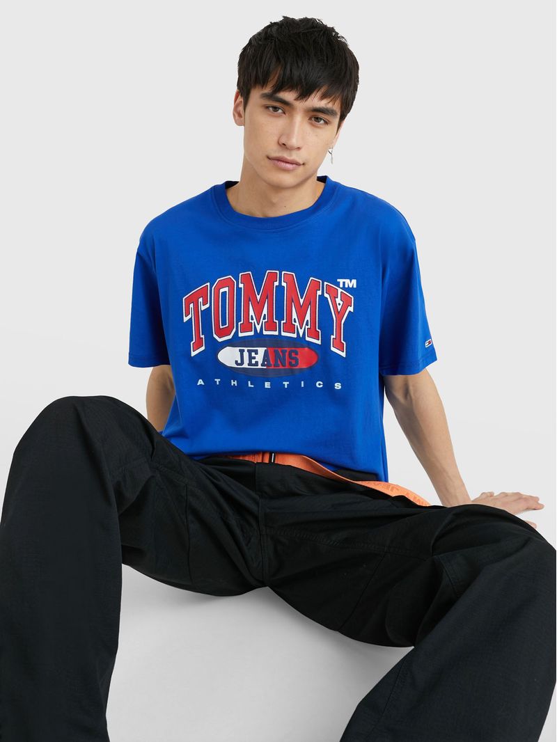 Remera-Essential-amplia-con-logo-grafico