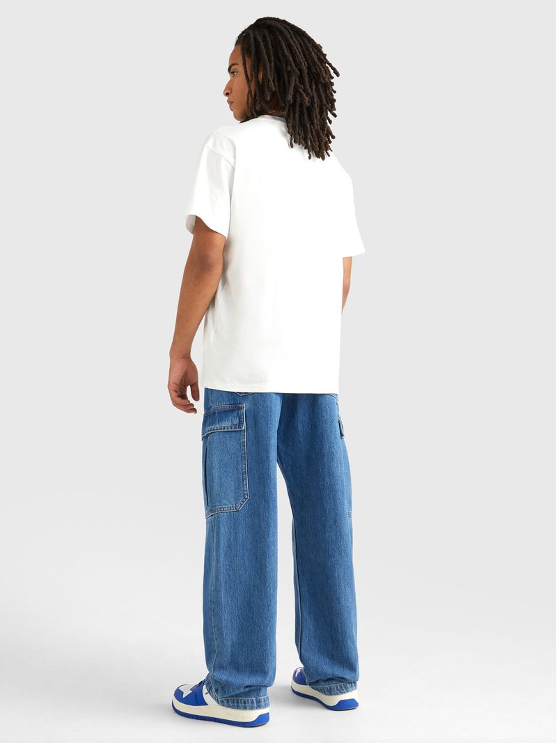 Remera-Essential-amplia-con-logo-grafico