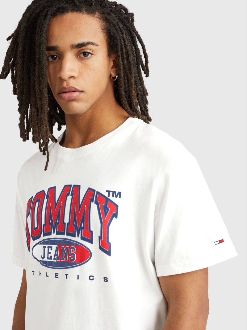 Remera-Essential-amplia-con-logo-grafico