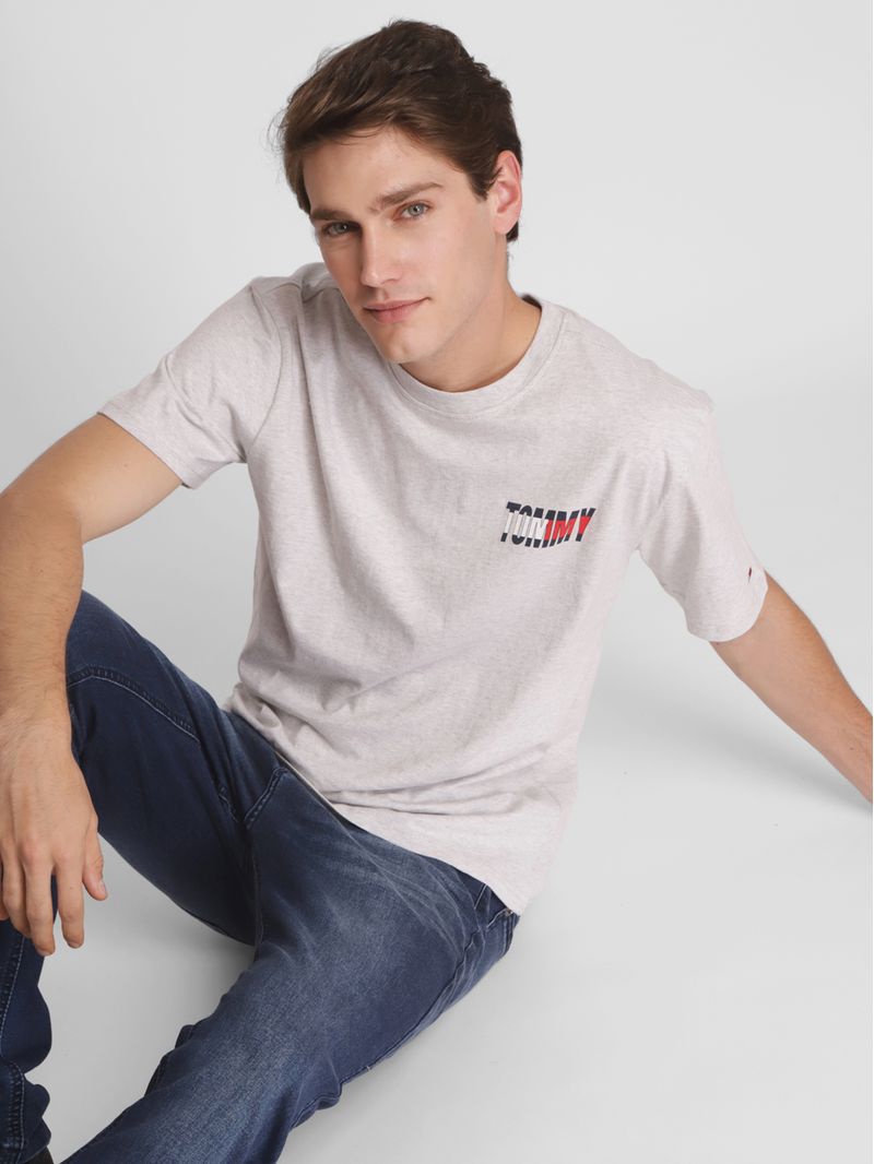 Remera-essential-con-logo