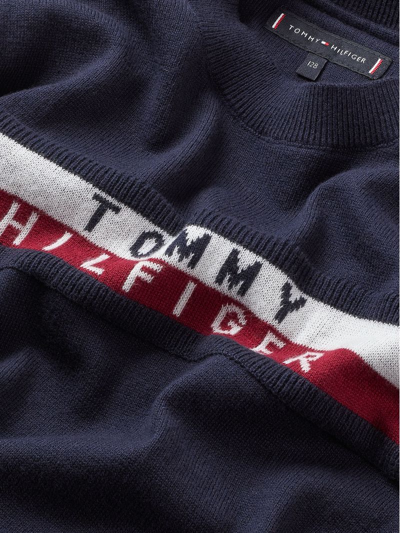 Sweater-con-cinta-distintiva-y-logo