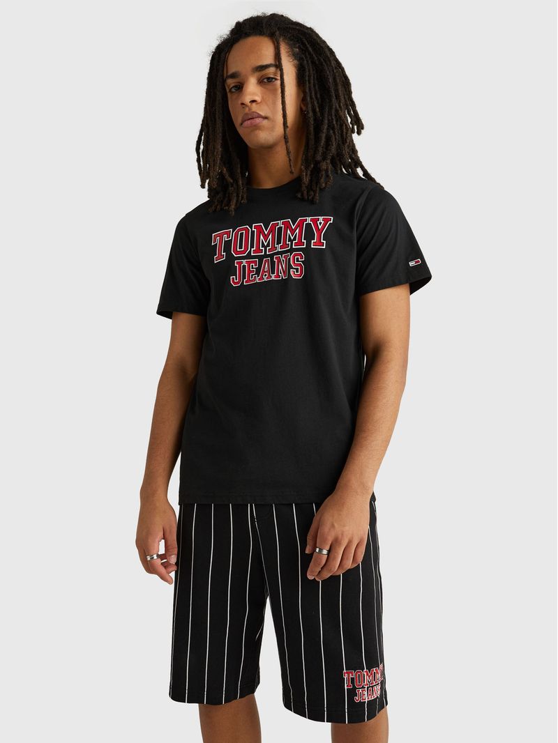 Remera-essential-con-logo-estampado