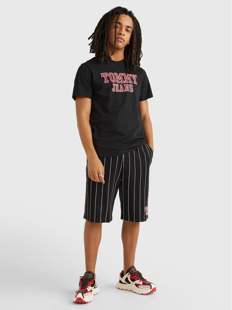 Remera-essential-con-logo-estampado