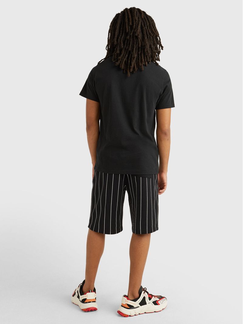 Remera-essential-con-logo-estampado