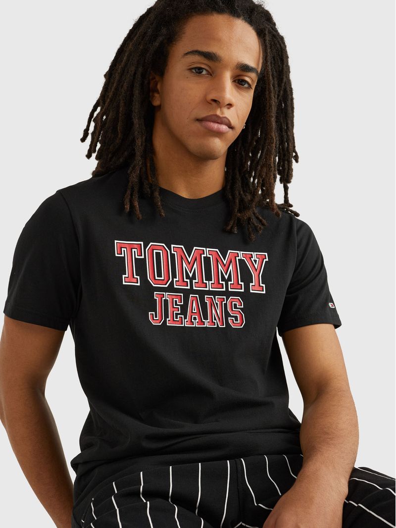 Remera-essential-con-logo-estampado