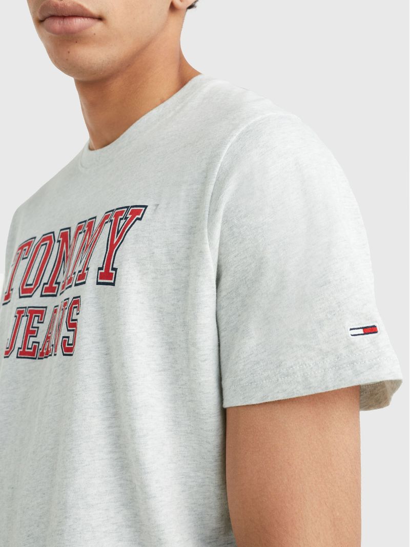 Remera-essential-con-logo-estampado