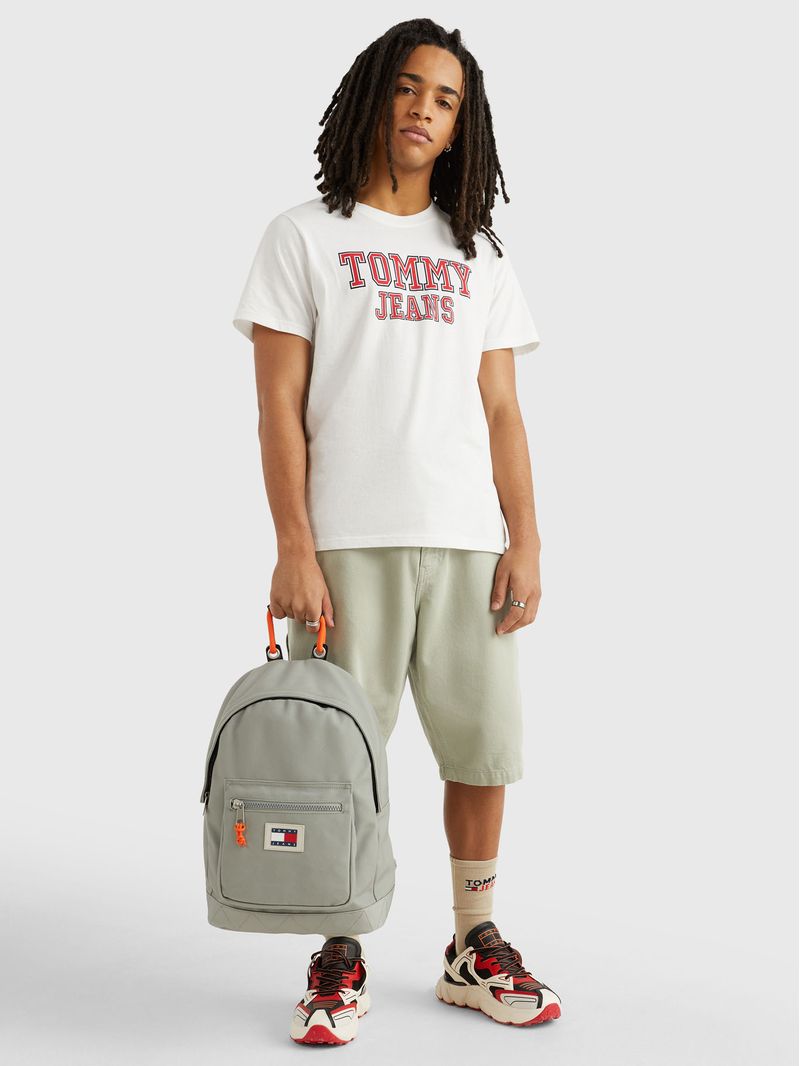 Remera-essential-con-logo-estampado