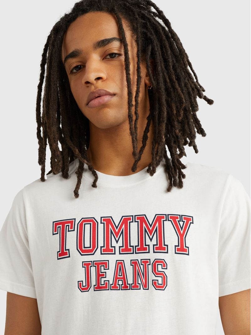 Remera-essential-con-logo-estampado