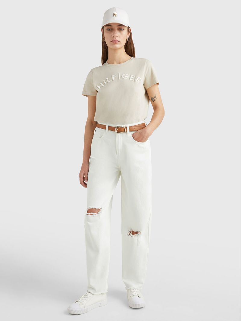 Remera-con-logo-bordado
