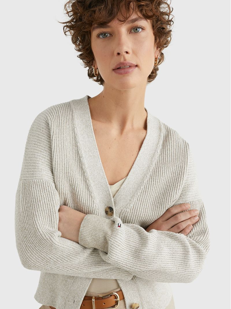 Cardigan-de-corte-cropped-y-amplio