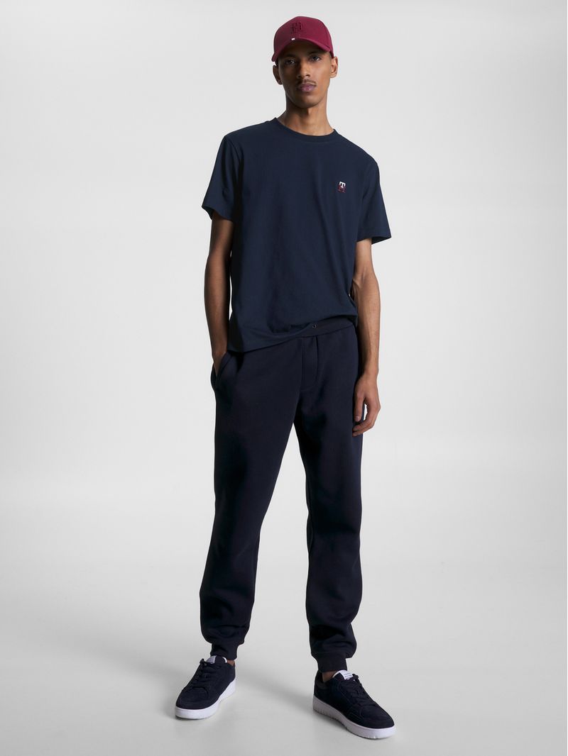 Remera-con-monograma-TH-bordado