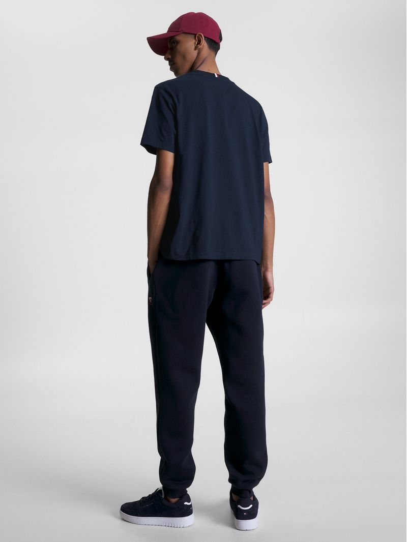 Remera-con-monograma-TH-bordado