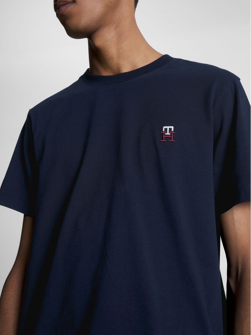 Remera-con-monograma-TH-bordado