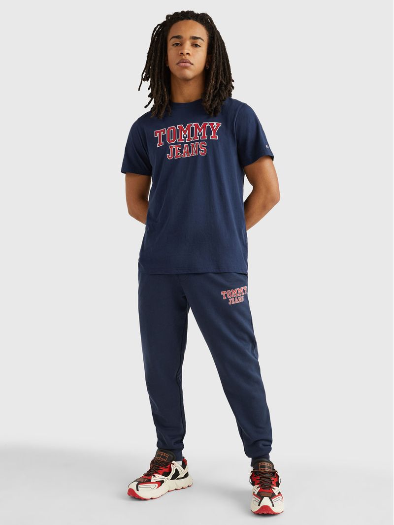 Remera-essential-con-logo-estampado