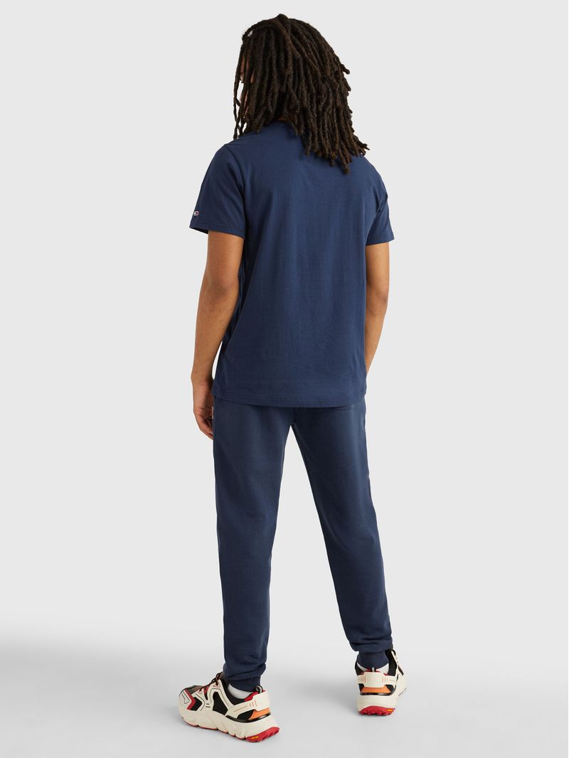 Remera-essential-con-logo-estampado