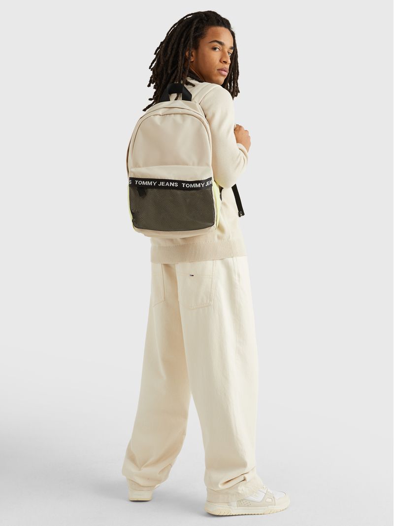 Mochila-con-bolsillo-de-malla-Essential