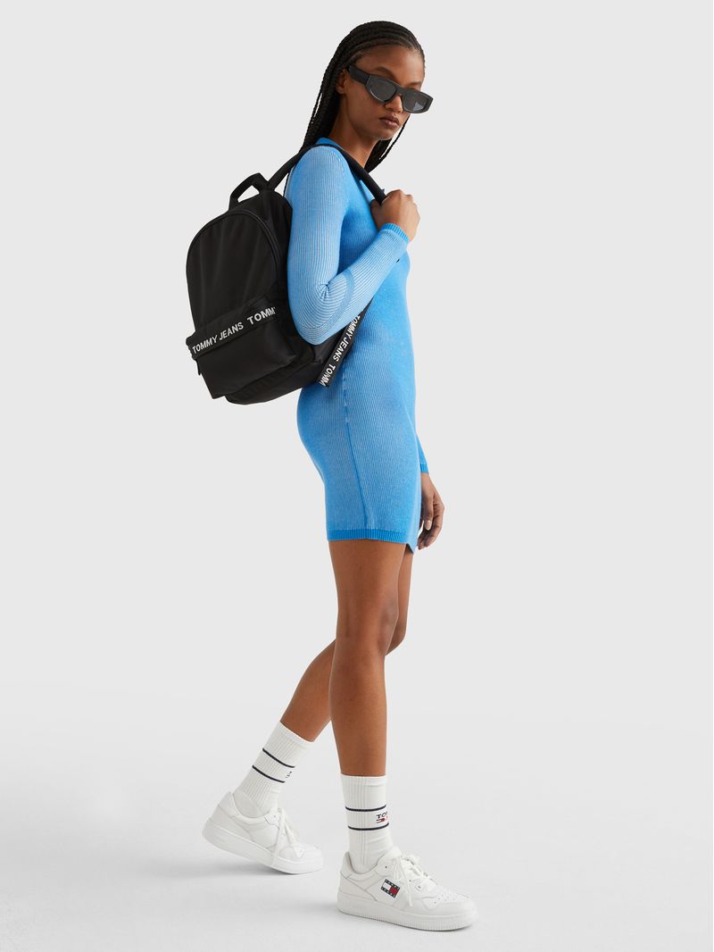 Mochila-Essential-con-inscripcion