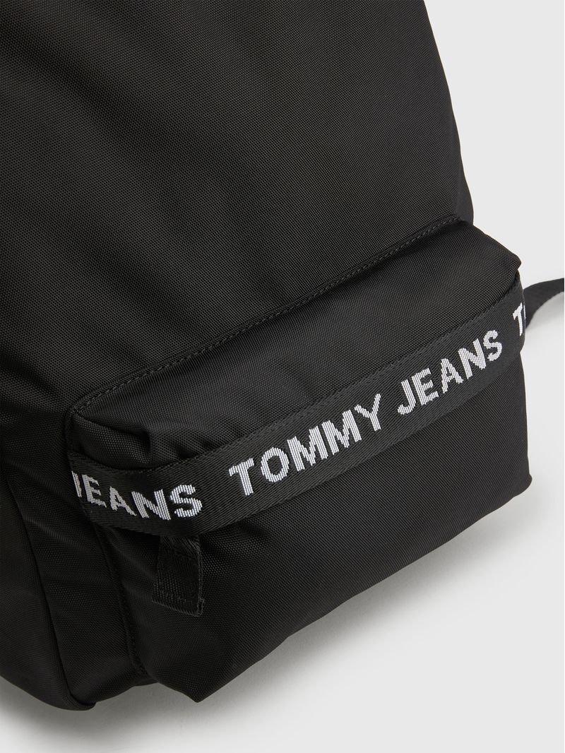 Mochila-Essential-con-inscripcion