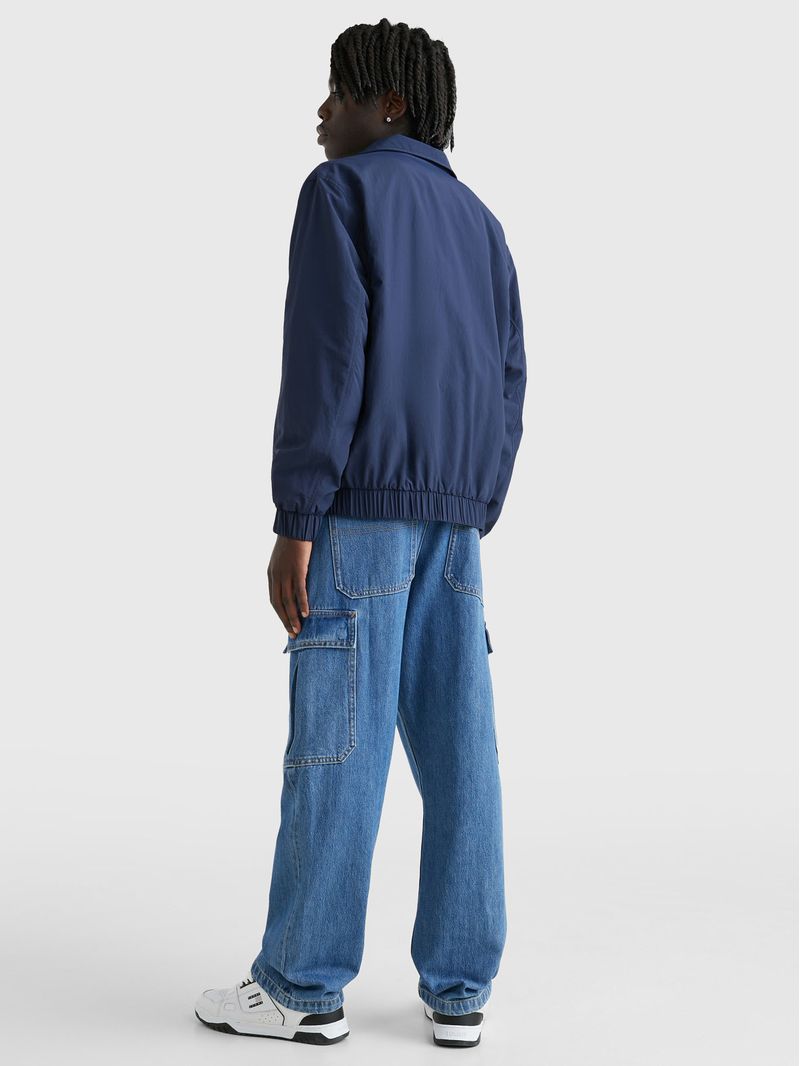 Campera-con-parche-con-logo-Essential