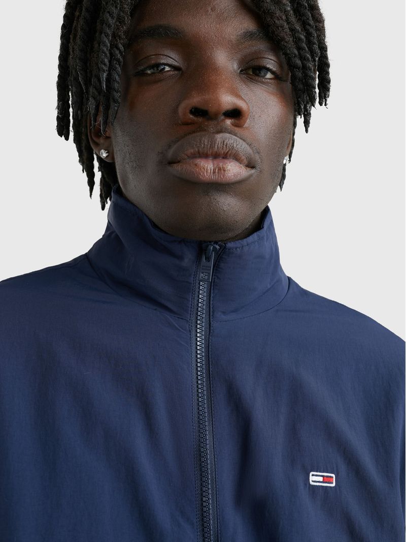 Campera-con-parche-con-logo-Essential