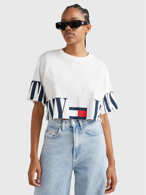 Remera oversize cropped con letras estampadas