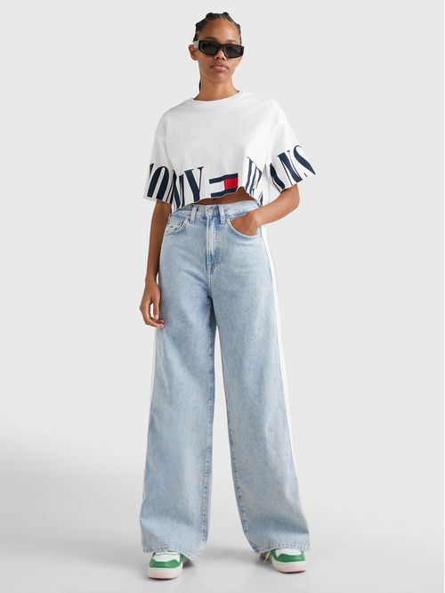 Remera oversize cropped con letras estampadas