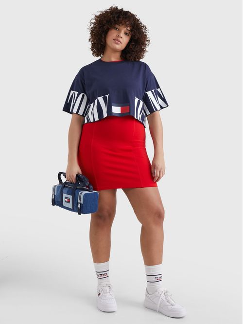 Remera oversize cropped con letras estampadas