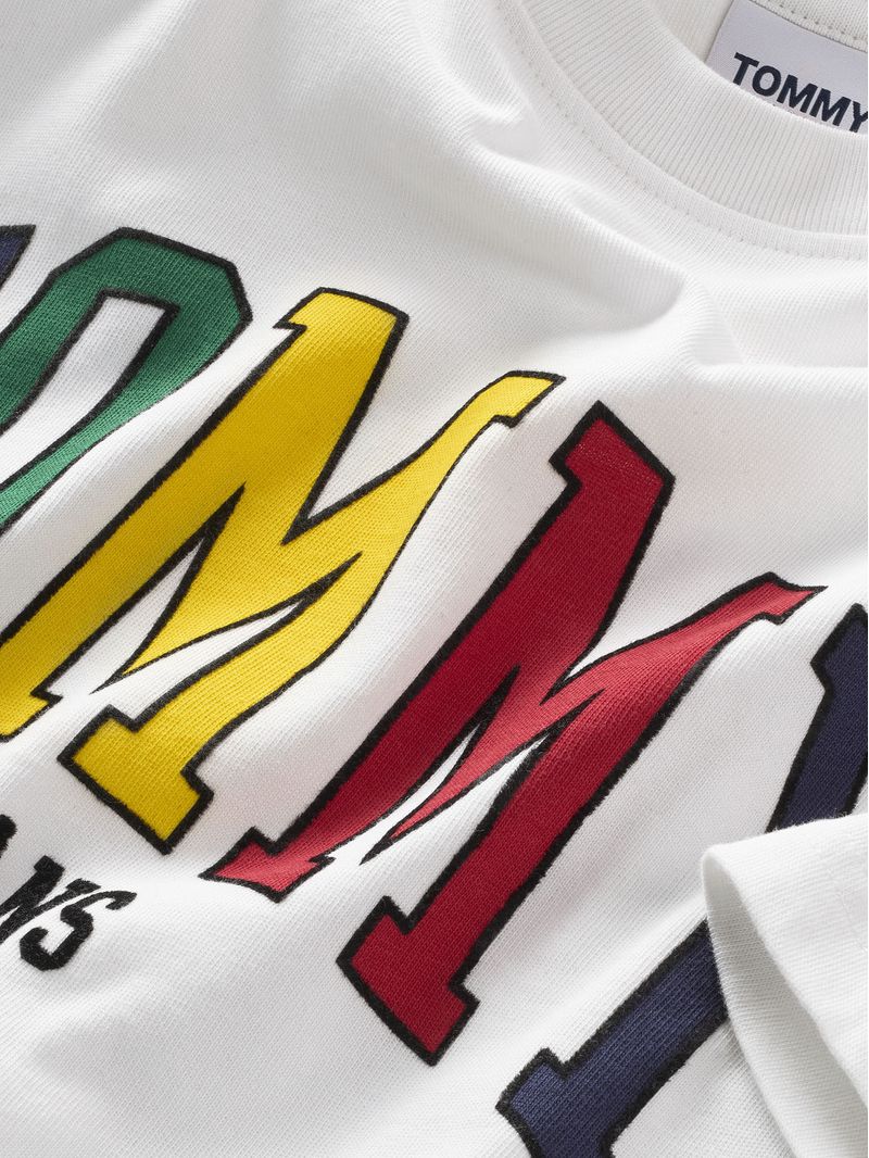 Remera-de-corte-amplio-con-logo