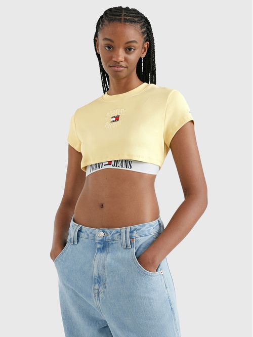 Remera con logo invertido bordado supercropped