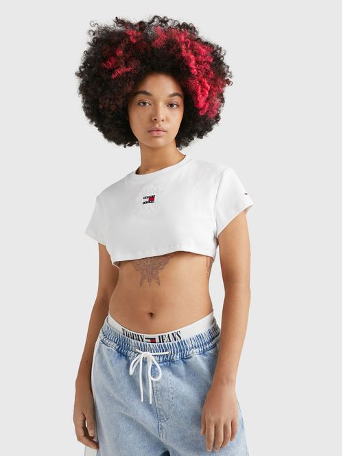 Remera con logo invertido bordado supercropped