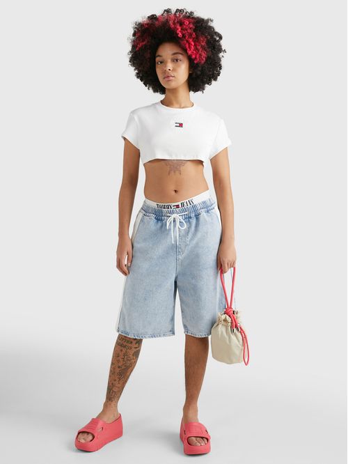Remera con logo invertido bordado supercropped