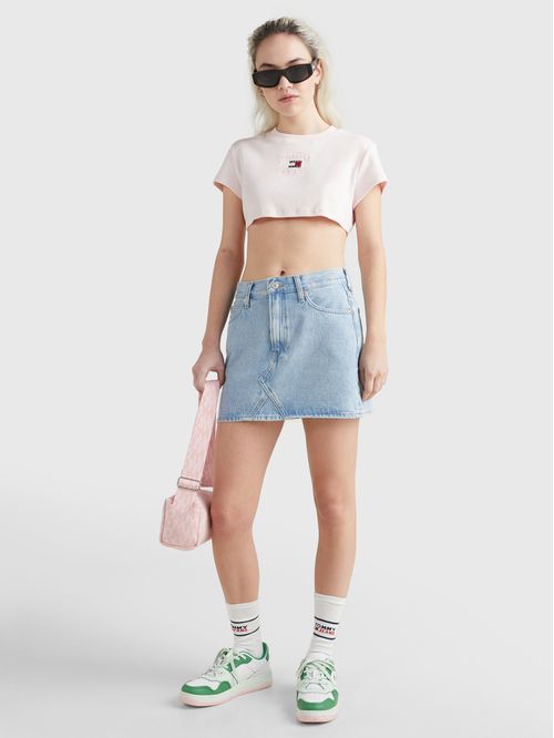 Remera con logo invertido bordado supercropped