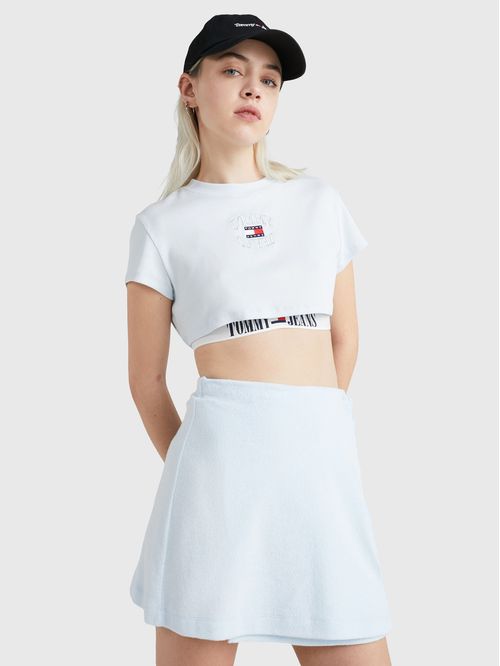 Remera con logo invertido bordado supercropped