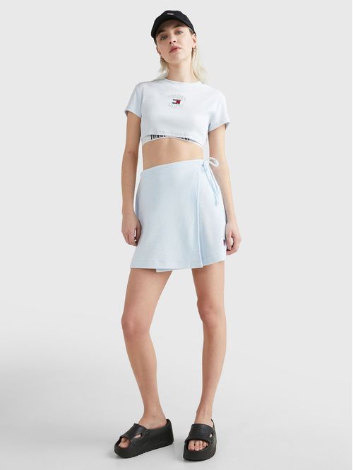 Remera con logo invertido bordado supercropped
