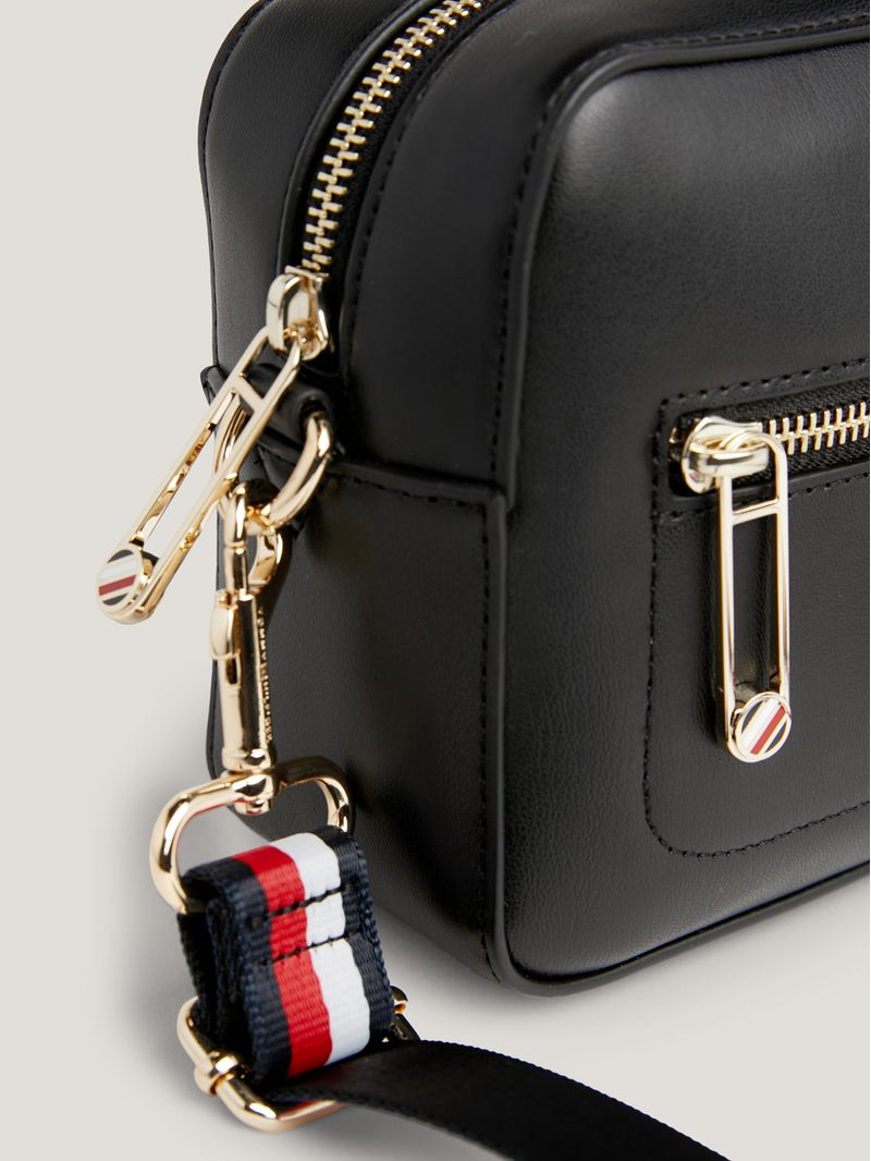 Cartera-iconic-con-cinta-distintiva-