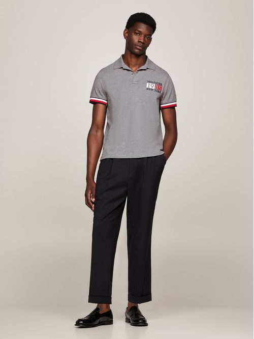 Chomba ribeteada de corte slim con logo